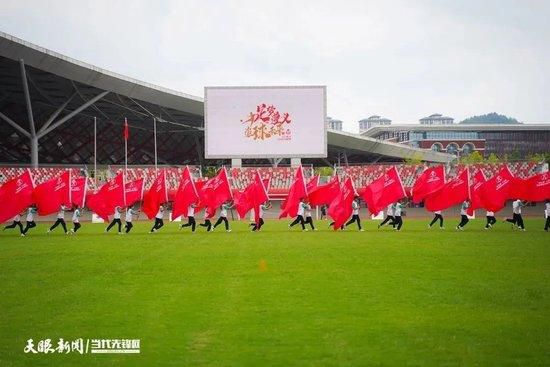 张晋横空踢腿强而有力，安达臣施华以臂相搏毫不留情，离地千尺的凌空对决稍有不慎便会坠下高台粉身碎骨，令人不寒而栗